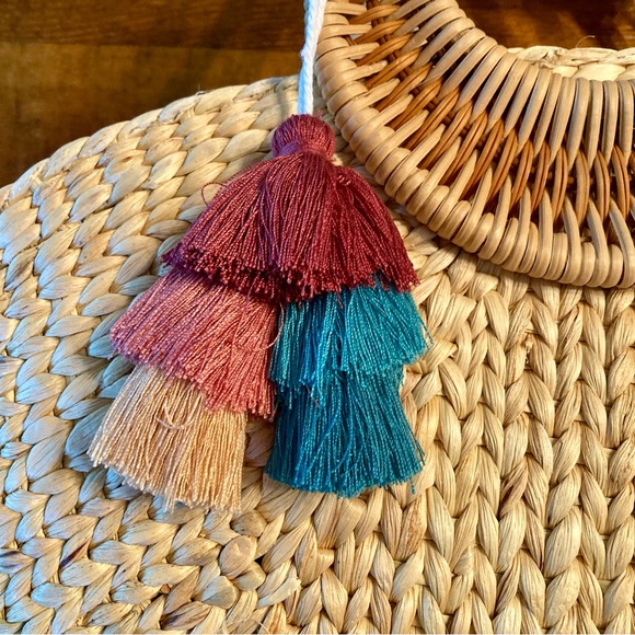 NEW Natural Hyacinth Raffia Straw Purse Tote Bag Tassel Tropical Size 12 x 14" - Picture 3 of 11